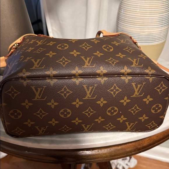 Louis Vuitton Monogram Tote with Pink Lining - Picture 3 of 6